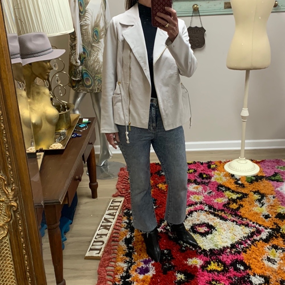 Beautiful spring New Leather Coat - Picture 4 of 16